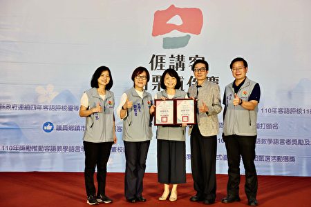 南湖國小邱慧玲校長榮獲個人與單位雙奬項 