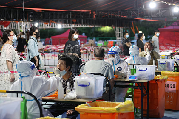 2022年8月10日，厦门民众排队做核酸检测。（STR/AFP via Getty Images）