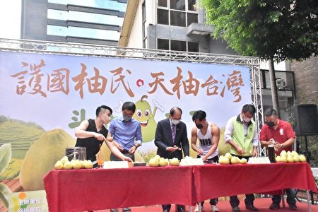 云林县斗六果菜生产合作社17日在立法院举行“护国柚民 天柚台湾 斗六柚来了”促销活动，