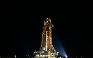 組圖：NASA將登月火箭推往發射台 預計29日升空