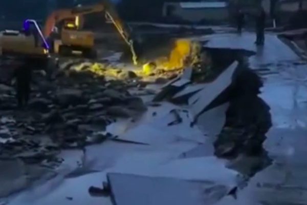 2022年8月18日凌晨，青海大通縣發生山洪，路面被沖毀。（視頻截圖）