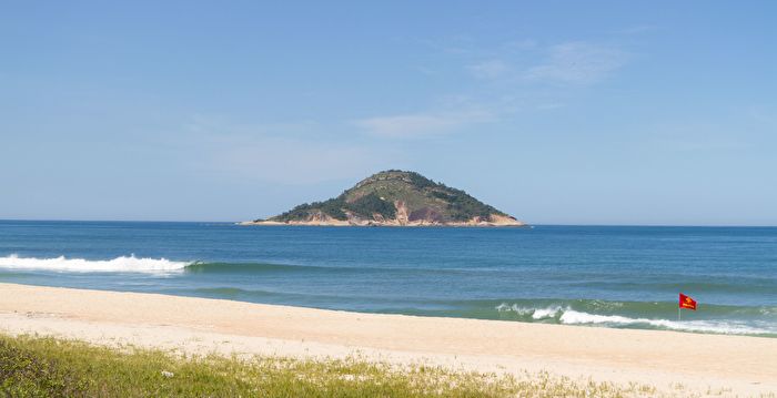 巴西男遭巨浪卷走流落荒岛 五天后幸运获救