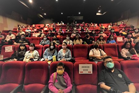 民众进场观赏电影《沉默呼声》。