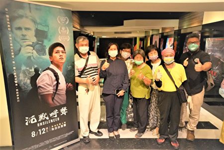 屏东县议员候选人梁梅瑛（左2），与民众观赏电影《沉默呼声》后合影。