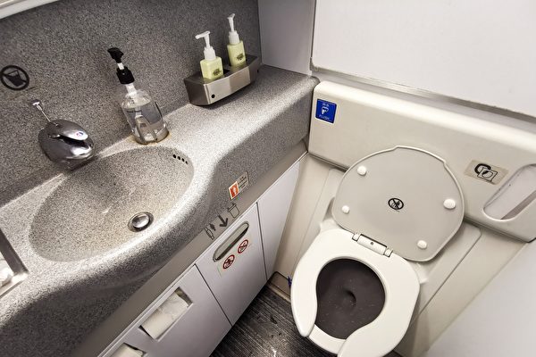 前空姐：千萬不要在飛機上的廁所裡刷牙