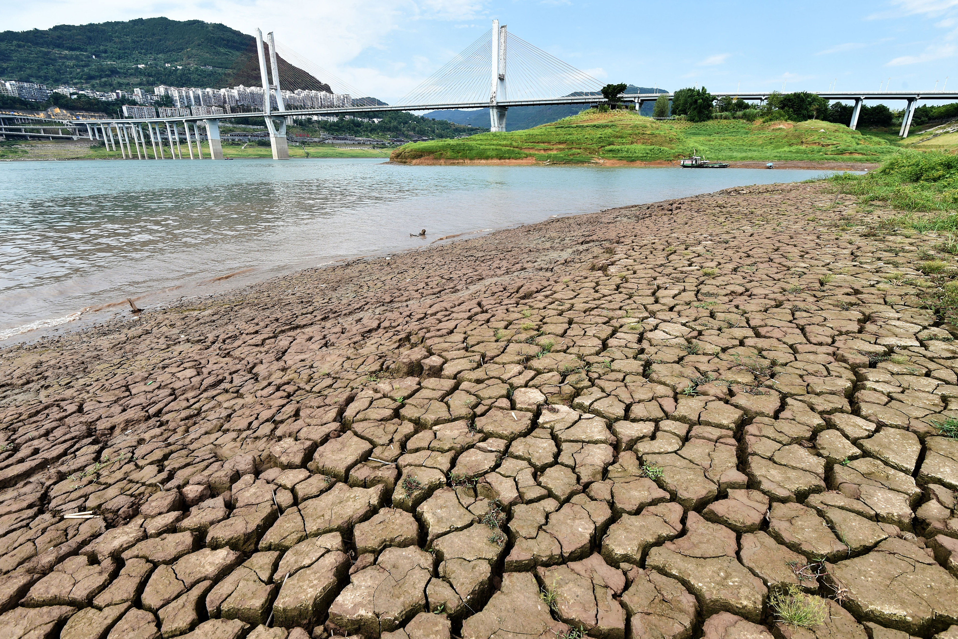 2022年夏天，中国多地高温干旱。图为长江重庆段一片干枯的河床，摄于2022年8月16日。（STR / AFP）