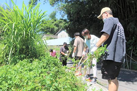 在崑南社區發展協會理事長廖銘洲的帶領下，弘光環安系學生前往食水嵙溪畔清除兩岸雜草以及溪中的垃圾。