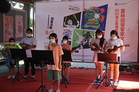 阳明国小的客家歌谣表演。