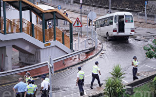 香港荃灣地底食水管爆裂 小巴途經被卡下陷路面