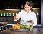 小小厨神Liya特制料理 化身成台虎机上餐