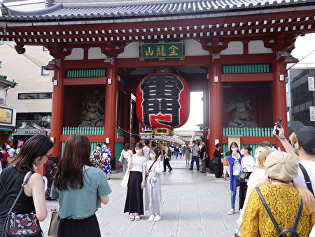 图为23日东京热门景点浅草寺前。