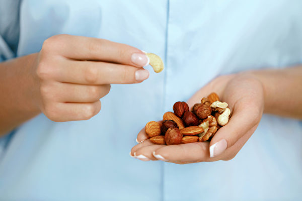 人们多将坚果当点心，却不知不觉吃胖了。(Shutterstock)