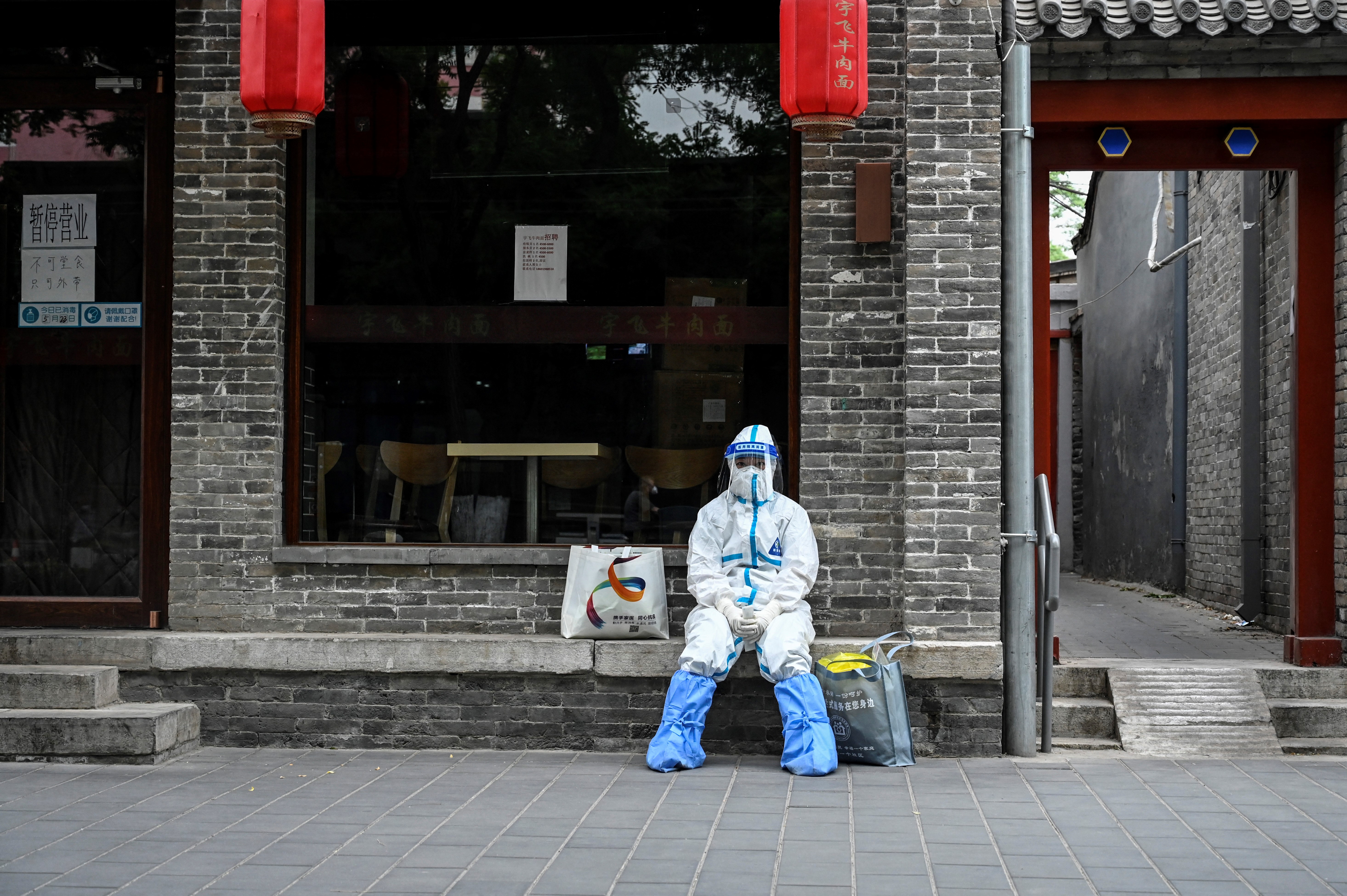 在清零政策下,大陸小型餐飲店紛紛關門大吉,僅2022年上半年,已有37.3萬家餐飲企業註銷吊銷。圖為2022年5月31日北京一家關閉的餐廳。(Jade Gao/AFP)
