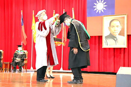 汤明哲校长(图左)为所有博士班毕业生拨穗并颁发毕业证书。