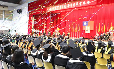 长庚大学首次于暑期办理毕业典礼，圆满顺利。