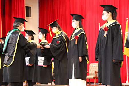 杨智伟副校长(左一)颁发毕业证书给硕士班毕业生代表。