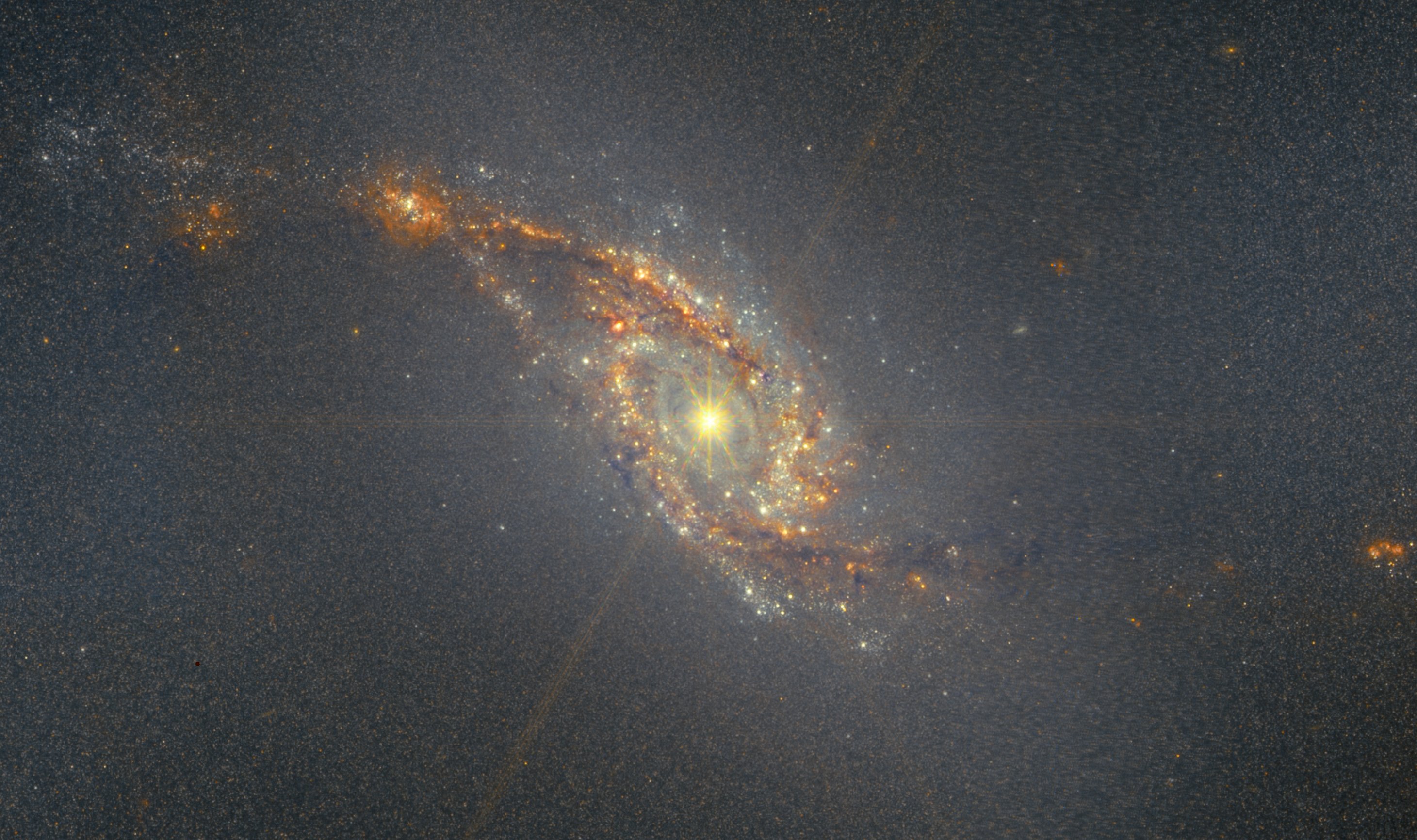 NGC 1365 星系中心。(NASA / ESA / CSA / JUDY SCHMIDT)