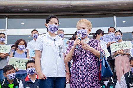 民众党主席柯文哲母亲何瑞英（右）陪同高虹安（右）完成新竹市长候选人登记。