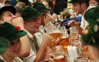 慕尼黑啤酒节回归 时隔两年再现“草坪畅饮”