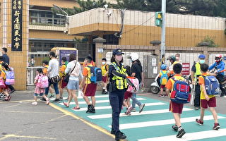 杨梅警开学日护童   确保校园周边交通顺畅