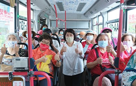  市长黄敏惠与爷奶一起搭公车。