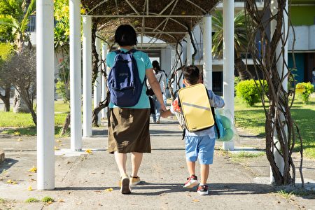 开学日，台东所有小一新生都背着轻巧的护脊书包上学。