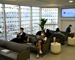 港私家诊所疫苗接种站投入服务 市民表示打针为食饭