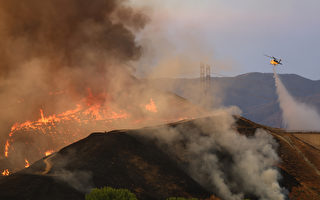 南加州爆发“刷子火”  燃烧面积逾5千英亩