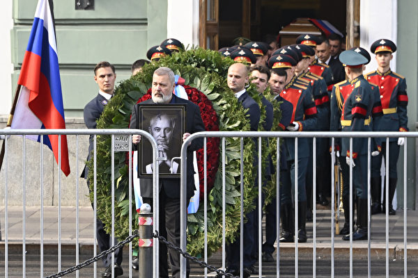 戈尔巴乔夫下葬 数千俄罗斯人排队告别
