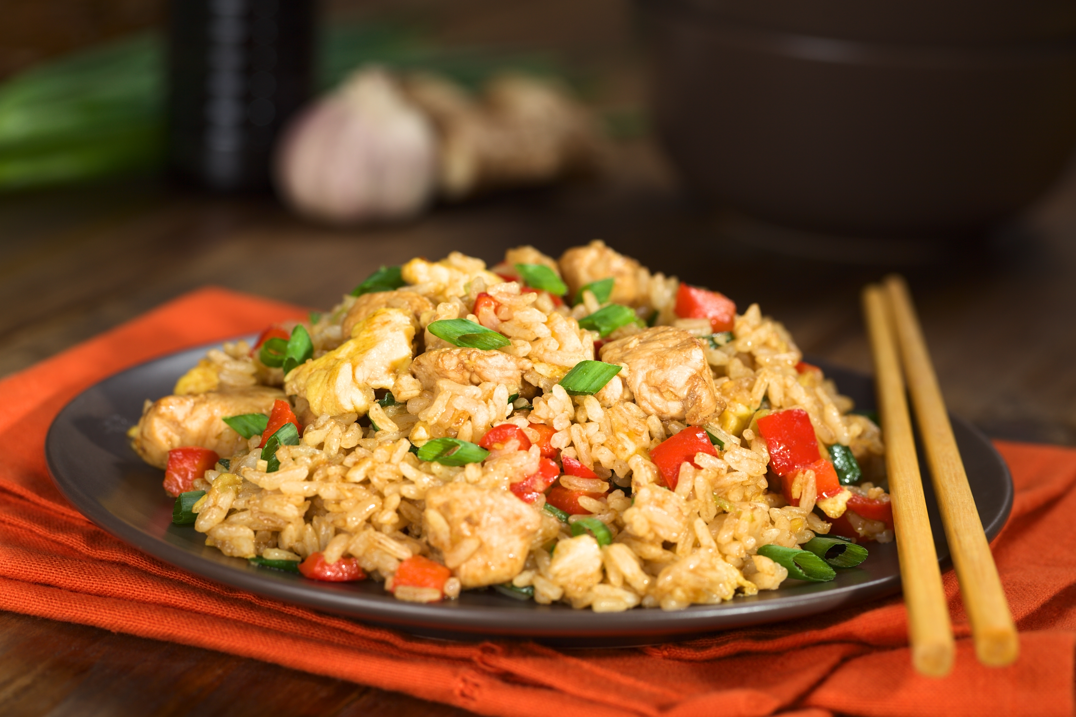 Рецепт вкусного риса с овощами. Тори тяхан. Фрайд Райс. Китайский жареный рис. Фрайд Райс с курицей.