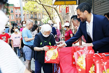 （图一）2022年9月3日，美国酒店华裔协会与纽约市议员马泰在家庭同乐日派书包与月饼。