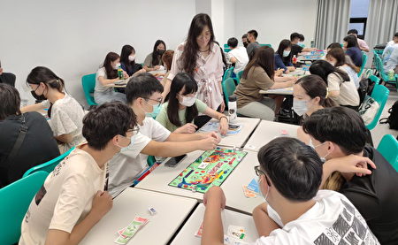 元智英语营安排桌游课程让同学以玩乐方式学英文。