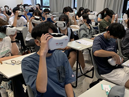 元智大学学生透过VR学英文。