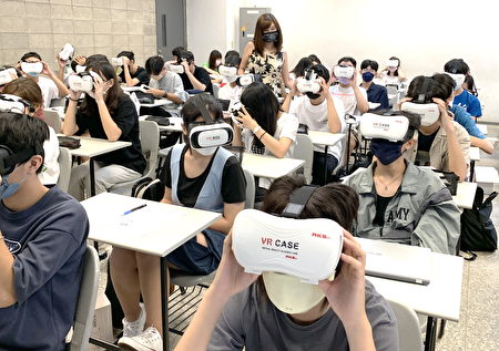 黄郁兰老师课程中带入虚拟实境的教学体验，学生不用出国也能感受异国氛围。