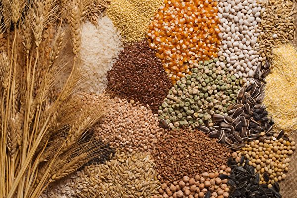 研究發現，吃全穀物比吃蔬果更有助於預防大腸癌。(Shutterstock)