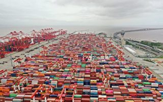 空集装箱堆满码头 中国到洛杉矶运费暴跌