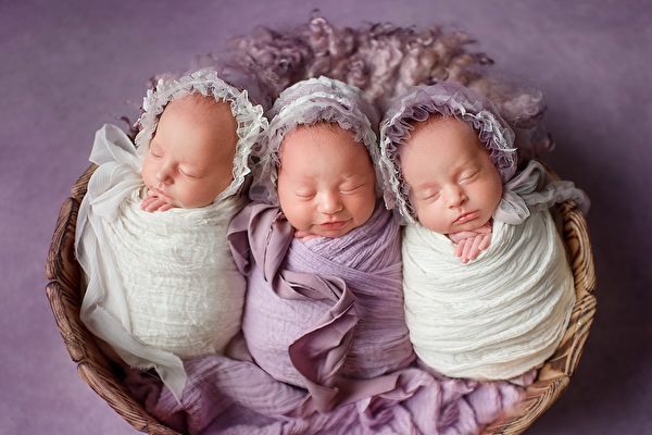 兩億分之一概率：英國媽媽生下同卵三胞胎