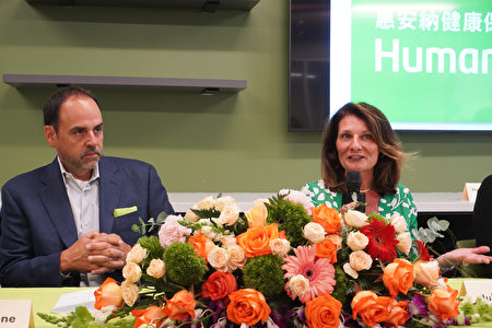 2022年9月8日,惠安納(Humana)紐約區總經理Julie Mascari(右)與銷售副總經理Frank Pistone(左)在法拉盛新開的亞裔服務中心。
