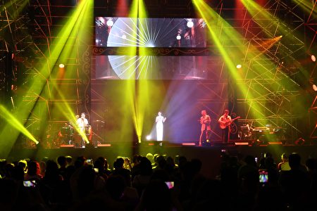 《邓丽君再现云林-浮空投影音乐会》邀请到多位重量级歌手、乐团与邓丽君一同进行“跨时空对唱。