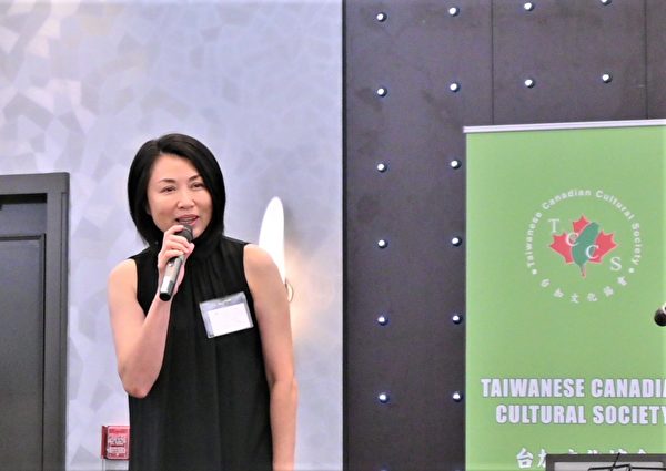 圖：台加文化協會於2022年9月10日中秋節舉辦慈善籌款晚宴。圖為台加理事長蔡雅玲表示感謝。（邱晨/大紀元）