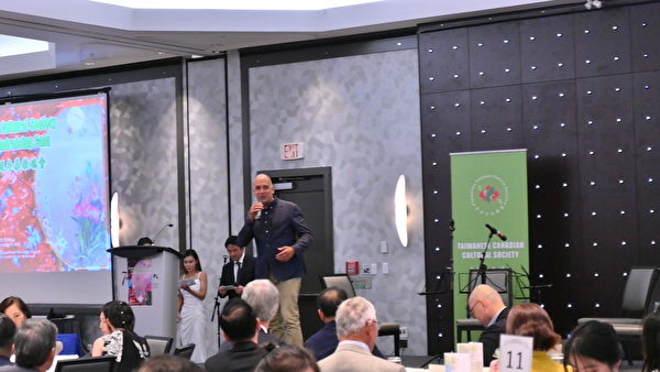 圖：台加文化協會於2022年9月10日中秋節舉辦慈善籌款晚宴。圖為溫哥華市議員Pete Fry致辭。（邱晨/大紀元）