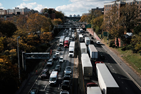 2021年11月16日，紐約市交通繁忙的布朗士高速公路（Cross Bronx Expressway）上的車流，這裡經常發生交通堵塞。