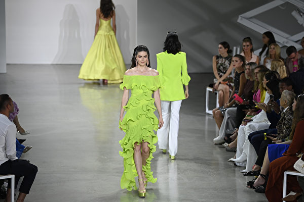 組圖：巴傑利‧米施卡回歸紐約時裝週實體展