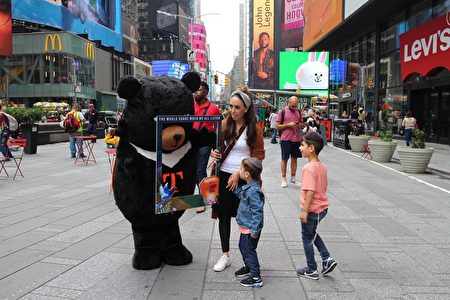2022年9月13日，台灣「喔熊」與時代廣場民眾互動。