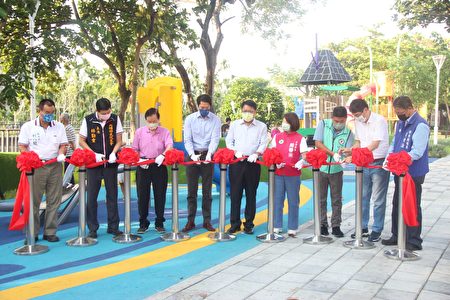 屏东县府16日举办“六堆母亲河龙颈溪～Bravo系列活动开幕暨共融游戏区启用仪式。
