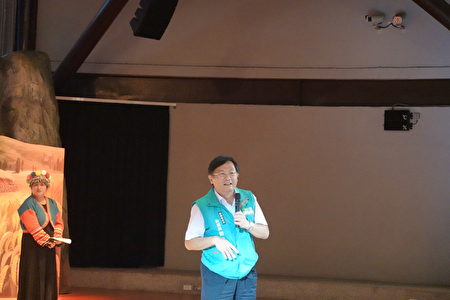 嘉縣副縣長劉培東在劇場內致詞。