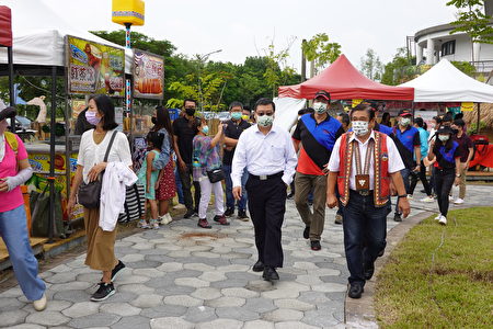 交通部觀光局局長張錫聰（左）與優遊巴斯董事長鄭虞坪逛假日市集。