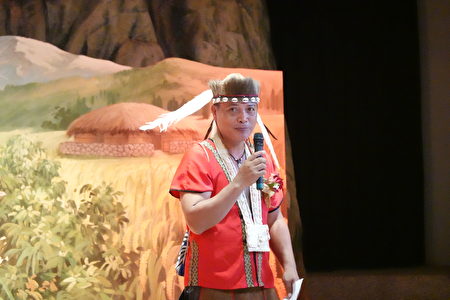 ｢鄒族逐鹿文創園區」負責人莫而在劇場內致歡迎詞。
