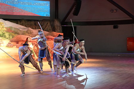 劇場內藝術團表演｢弓箭舞」。