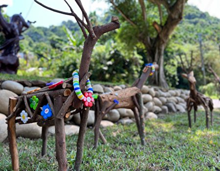 藝術家張育瑋與居民共同創作作品〈群躍〉，以回收物、樹枝等材料，在藝術村入口製作大小不一的水鹿群像，回應酒桶山昔日泰雅族獵場記憶。